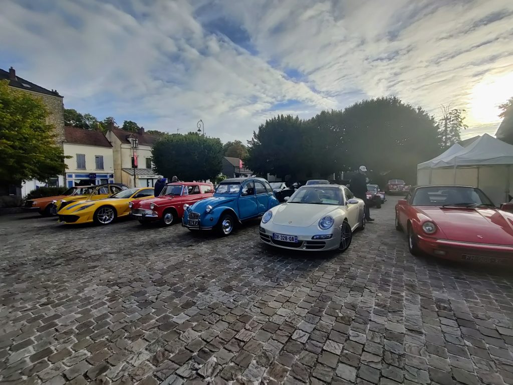 exposition des voitures avant le rallye